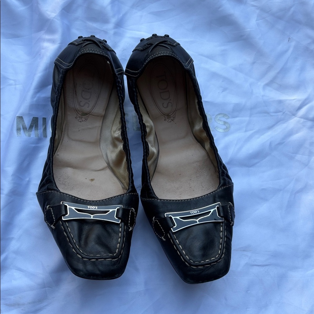 Tod's Women black and silver 10Us leather ballet square toe Flats used some wear